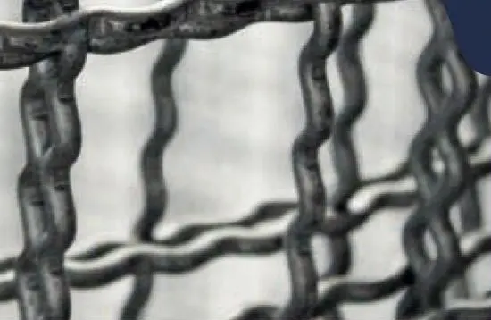 Acercamiento al tejido ondulado de una malla criba ornamental galvanizada